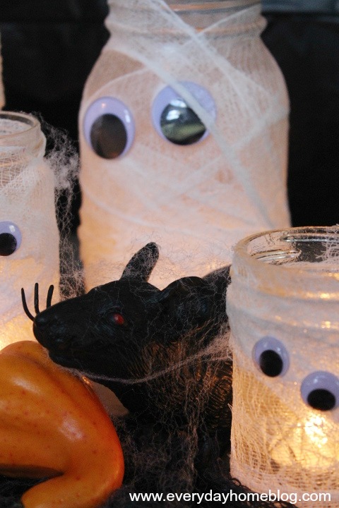 Mason Jar Mummy Lanterns by The Everyday Home  #theeverydayhome  #DIY  #Halloween  #MasonJar  #crafts