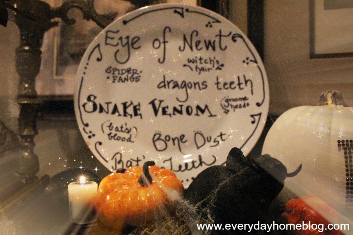 Make Your Own Halloween Plates by The Everyday Home #theeverydayhome #diy  #crafts  #halloween