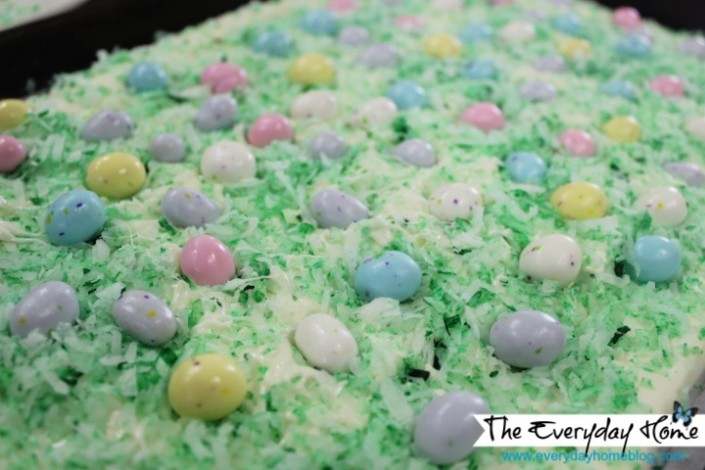 White Chocolate Easter Egg Bark Candy by The Everyday Home #recipe #baking #candy #Easter #foodgift