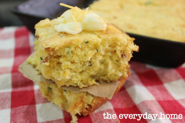 Homemade Bacon-Cheddar Southern Cornbread by The Everyday Home #recipe #farmhouse #homecooking #southerncooking 