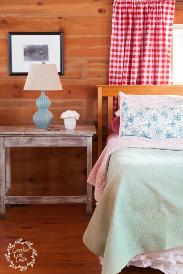 Take a Mini Tour of a Cabin Bedroom {Guest Post} Creative Cain Cabin at The Everyday Home - www.everydayhomeblog.com