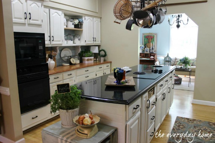 10-Easy Tips for Adding Farmhouse Style to Your Home at The Everyday Home / www.everydayhomeblog.com