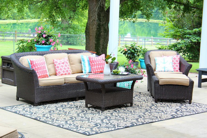 Neutral-wicker-patio-with-colorful-pillows