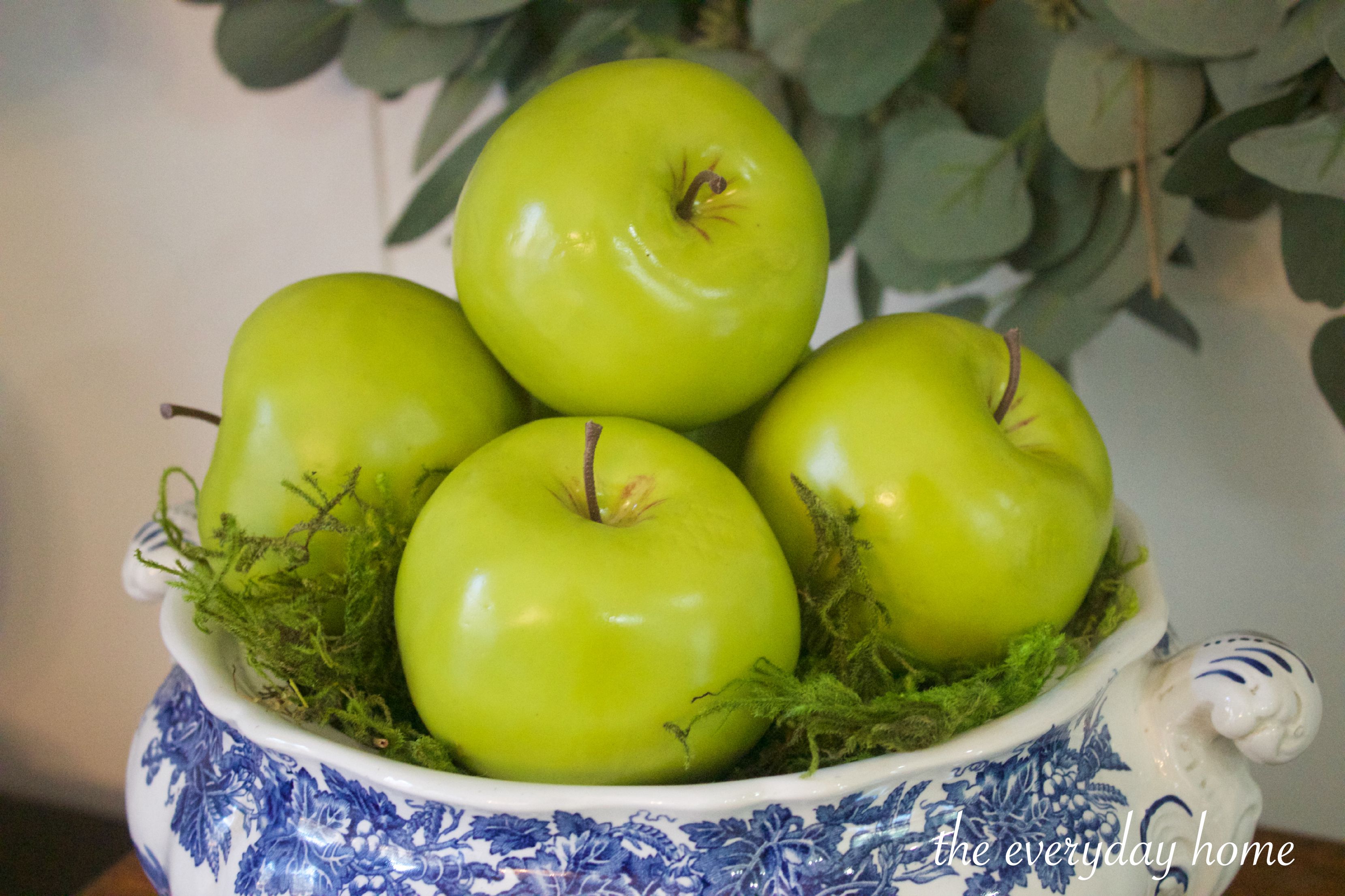Green Apples in English Blue Bowl | The Everyday Home | www.everydayhomeblog.com
