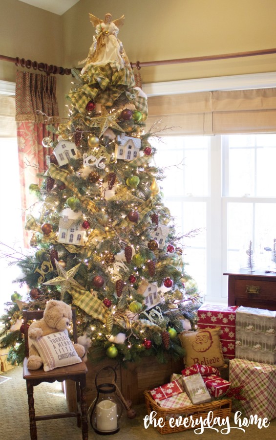 Family Room Christmas Tree | 2015 Christmas Home Tour | The Everyday Home | www.everydayhomeblog.com