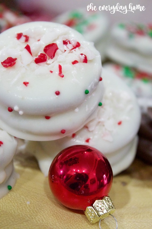 Easy Chocolate Covered Peppermint Oreos | 2015 Christmas Cookie Exchange | The Everyday Home | www.everydayhomeblog.com