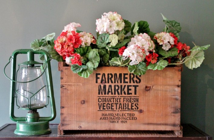 farmers-market-vintage-crate-with-vintage-lantern