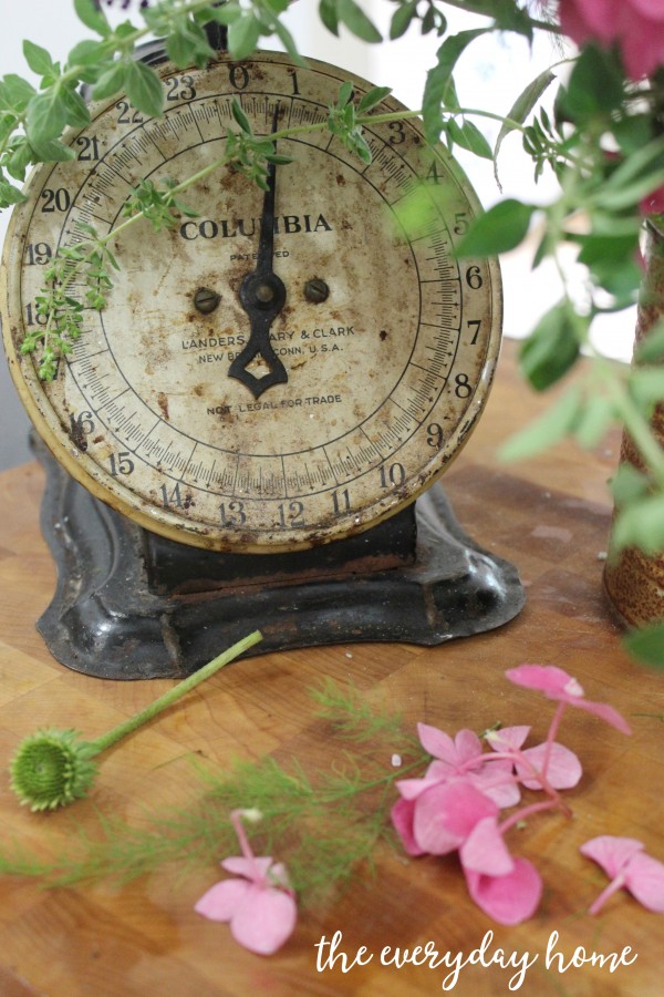Vintage Kitchen Clock | The Everyday Home | everydayhomeblog.com