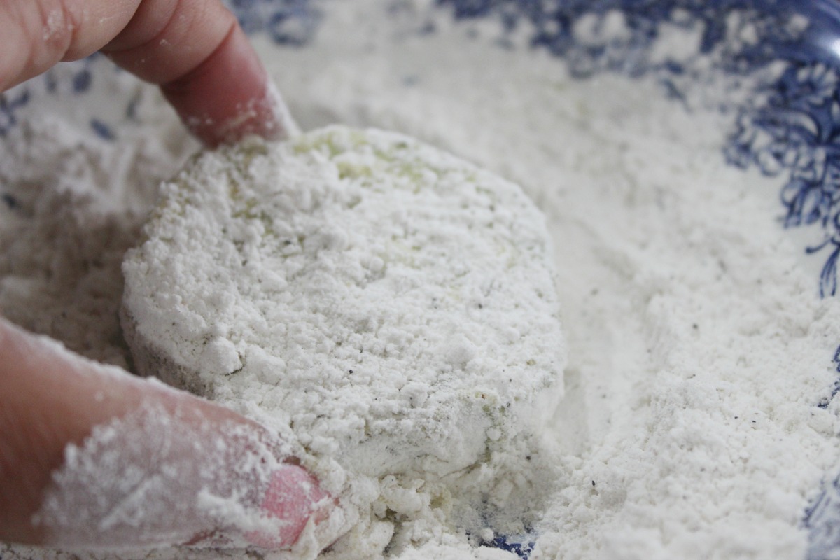 what does it mean to dredge in flour