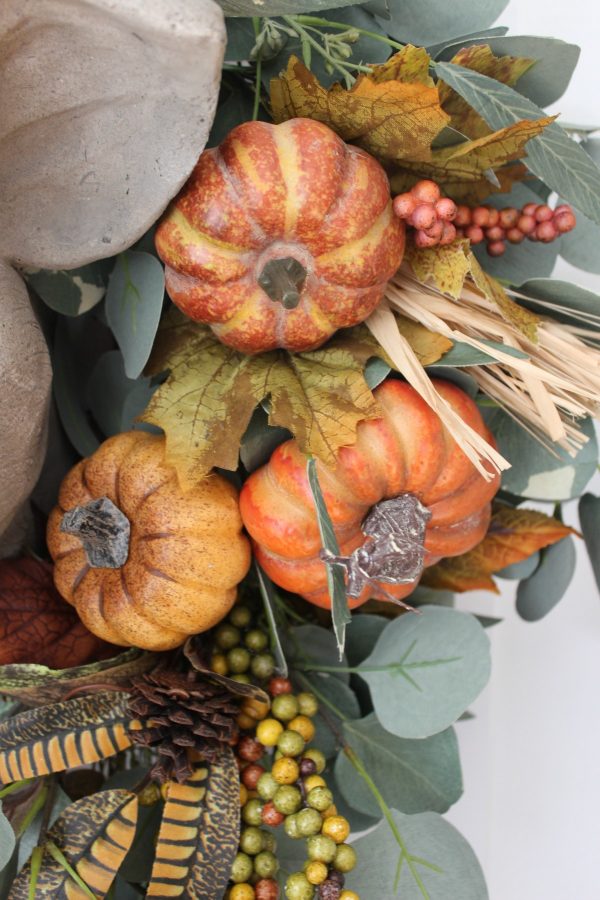using-floral-picks-to-update-a-fall-wreath | the everyday home | www.everydayhomeblog.com