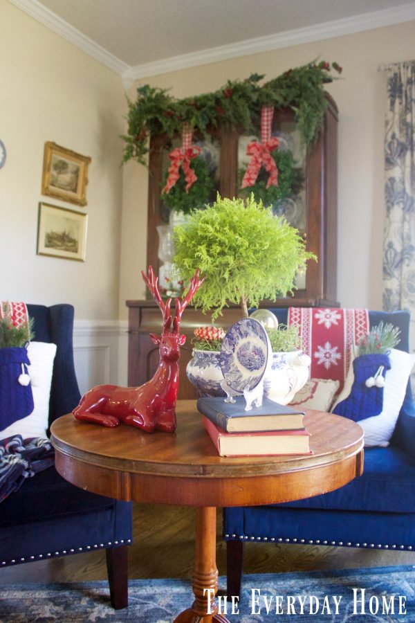 christmas-living-room-antique-table