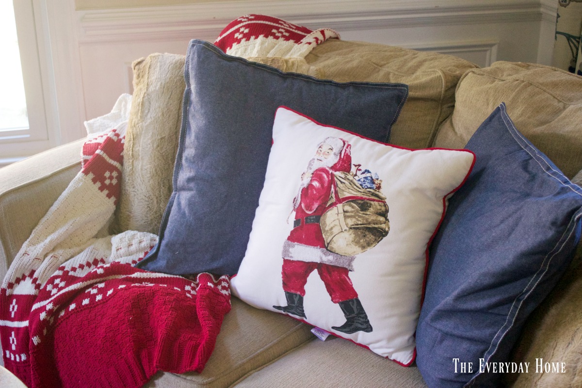 chtistmas-living-room-santa-pillow