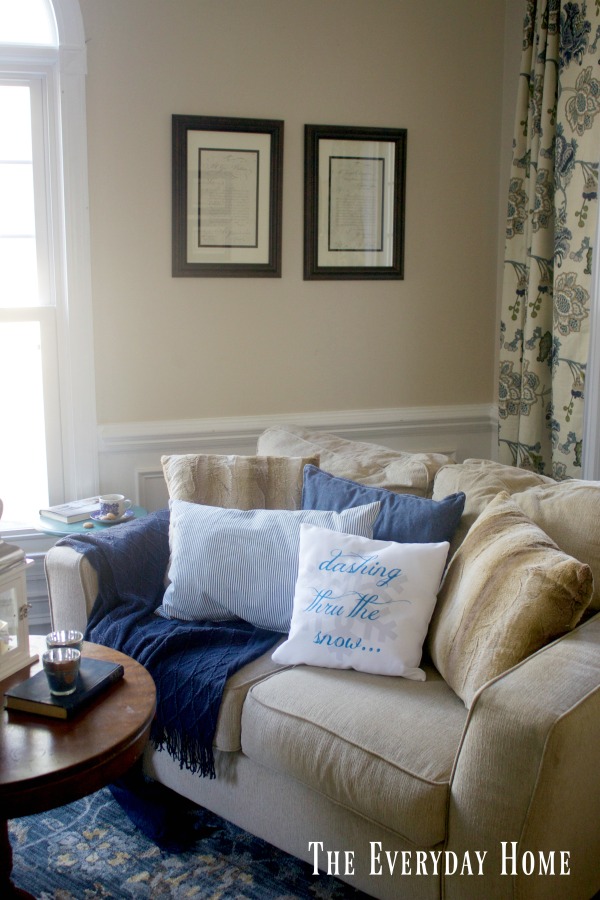Cozy Winter Decor Ideas in the Living Room | The Everyday Home | www.everydayhomeblog.com