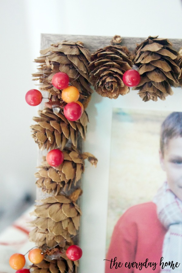 DIY Acorn Mini Pinecone and Berry Picture Frame | The Everyday Home